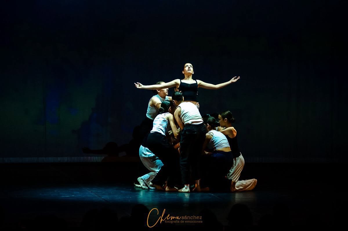 Actuación de danza contemporánea en el Teatro Ramos Carrión