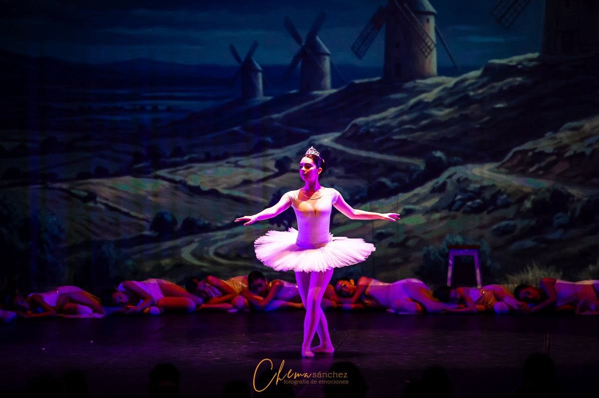 Bailarina en el escenario del Teatro Ramos Carrión durante una actuación de ballet.