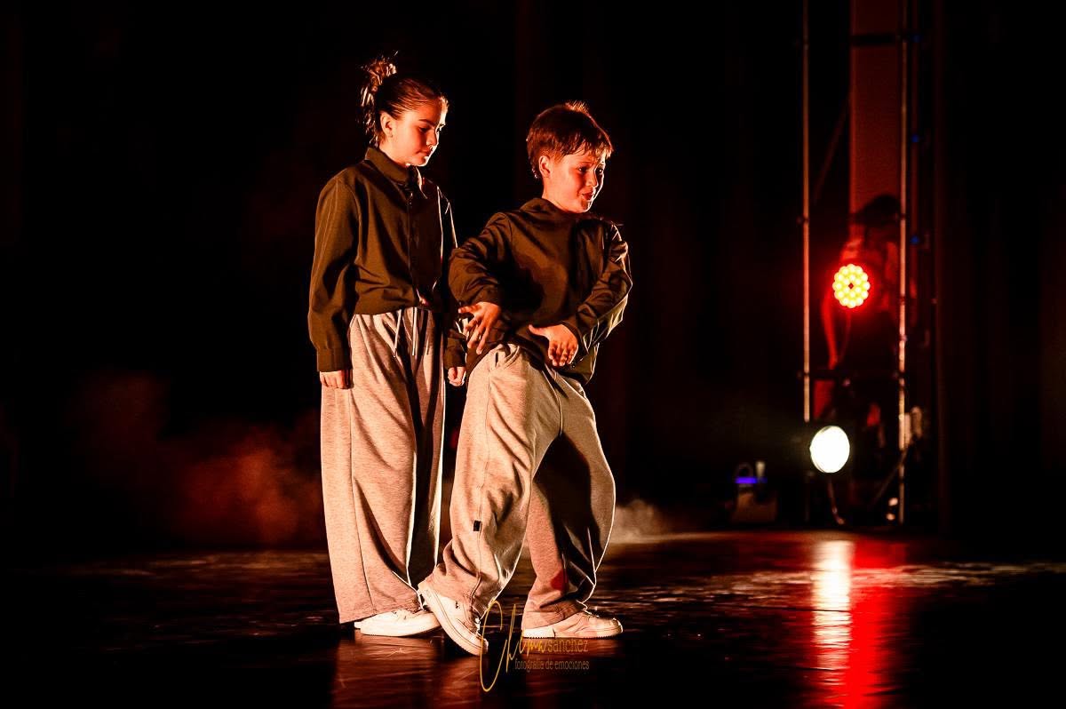 Niños bailando en el escenario del Teatro Ramos Carrión