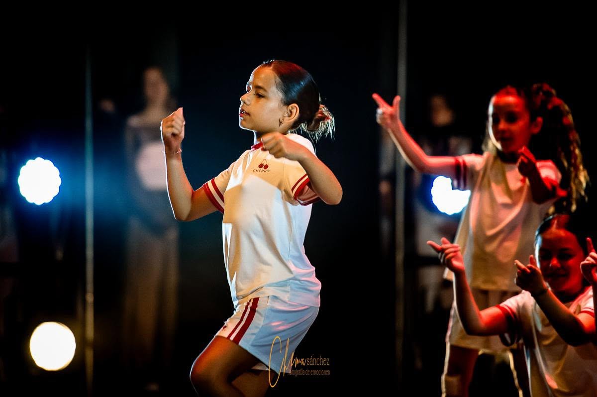 Niña bailando en el escenario del Teatro Ramos Carrión durante una actuación