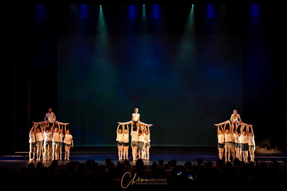 Actuación de la Ballet School en el Teatro Ramos Carrión con niños en escena