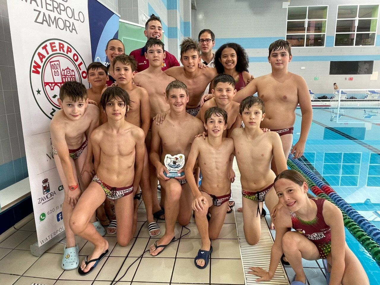 Grupo de niños en el Torneo de San Pedro 2026 de waterpolo