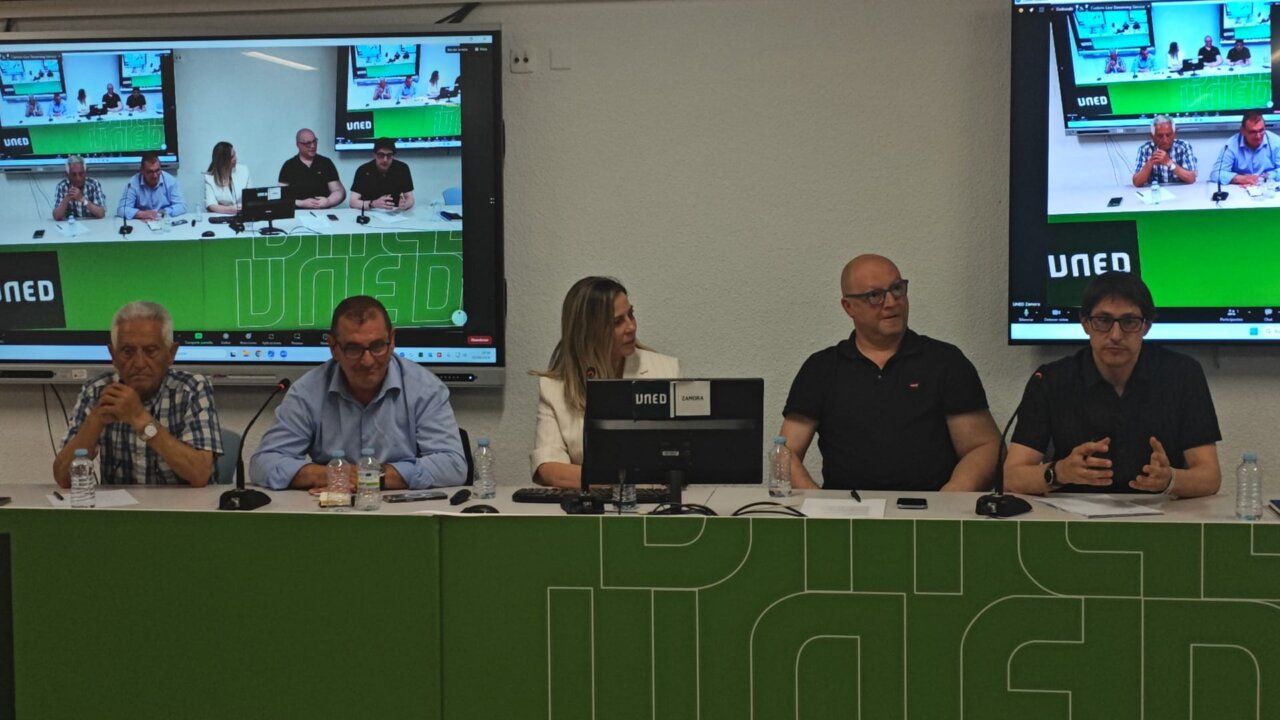Panel de discusión en la UNED de Zamora con varios ponentes