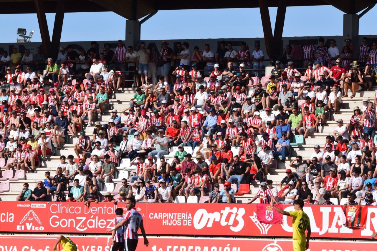 Aficionados del Zamora CF animando en el estadio durante el partido