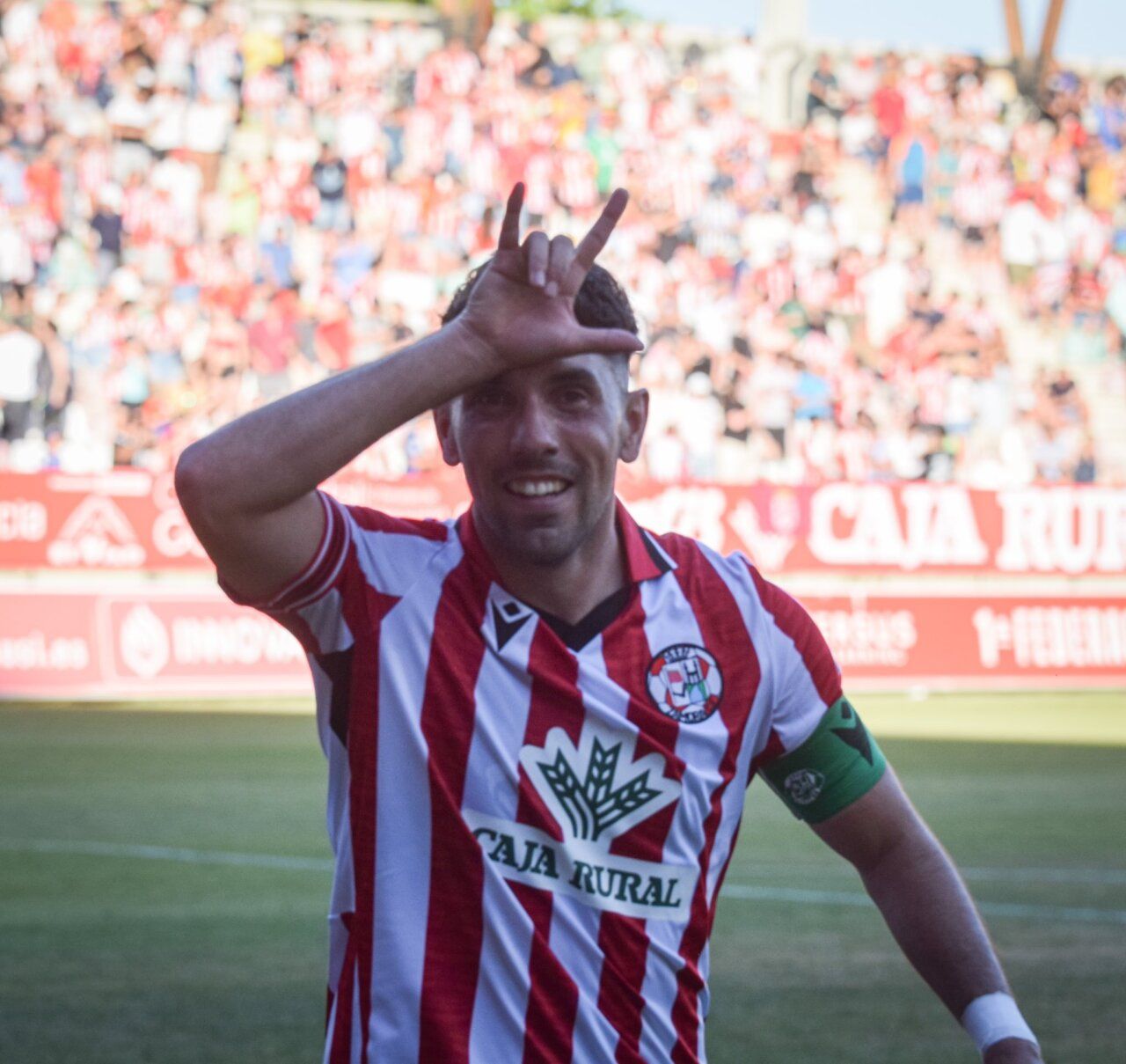 Jugador del Zamora CF celebra un gol en un partido emocionante