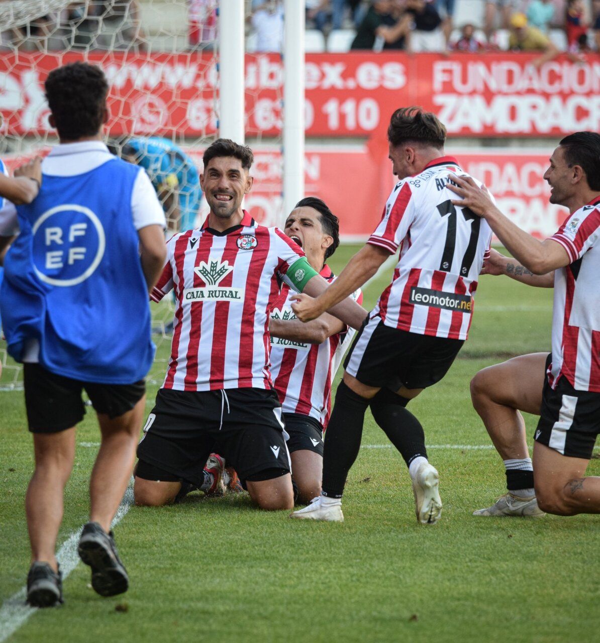 Jugadores del Zamora CF celebrando un gol en el partido contra Villarreal B.