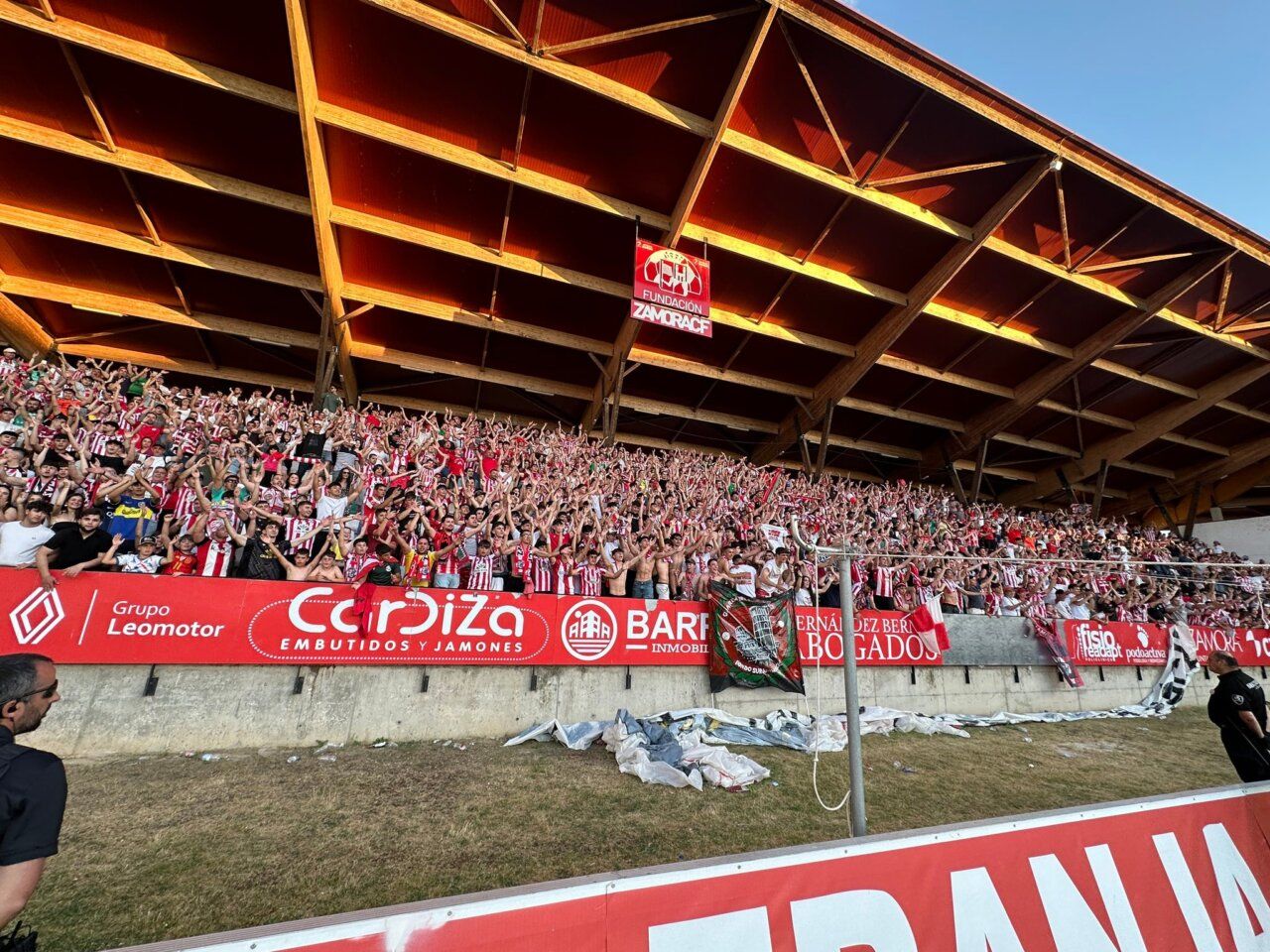 Aficionados del Zamora CF celebrando en el estadio durante un partido