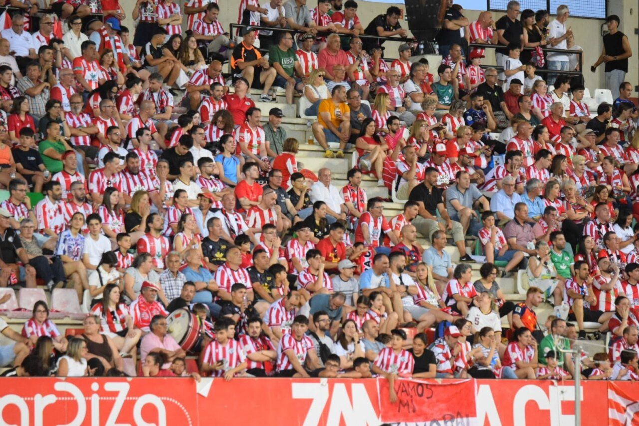Aficionados del Zamora CF en el estadio Ruta de la Plata