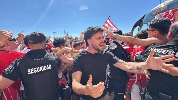 Aficionados del Zamora CF recibiendo al equipo con banderas y cánticos.
