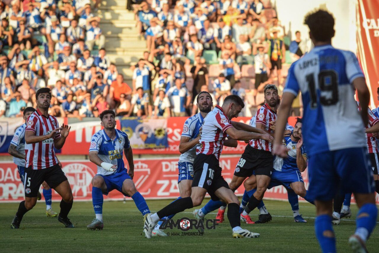 Jugadores del Zamora CF en un partido con aficionados en el fondo