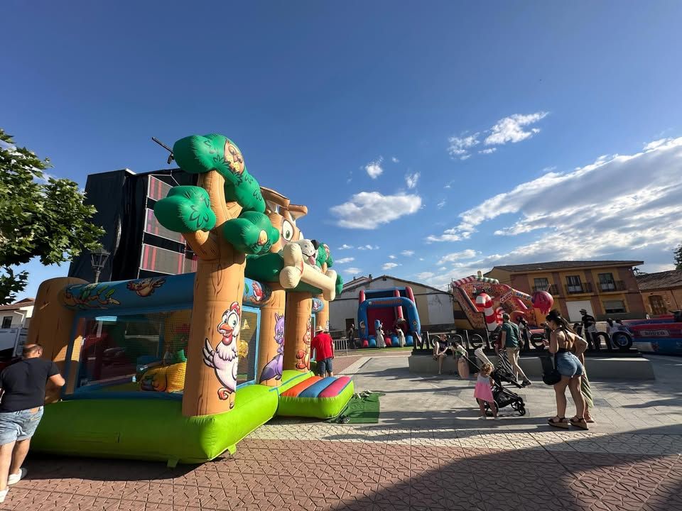 Niños disfrutando de actividades en Moraleja del Vino con hinchables coloridos.