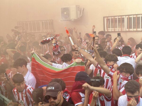 Aficionados del Zamora CF celebrando en el play off de ascenso
