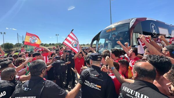 Afición del Zamora CF animando al equipo en su llegada al estadio