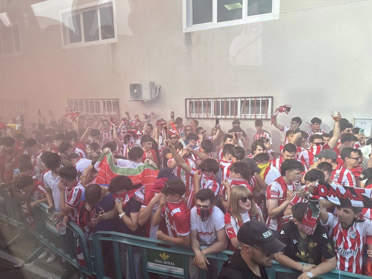 Aficionados del Zamora CF animando en el play off de ascenso