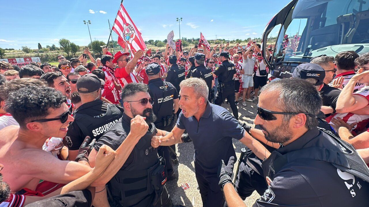 Aficionados del Zamora CF reciben al equipo con banderas y cánticos