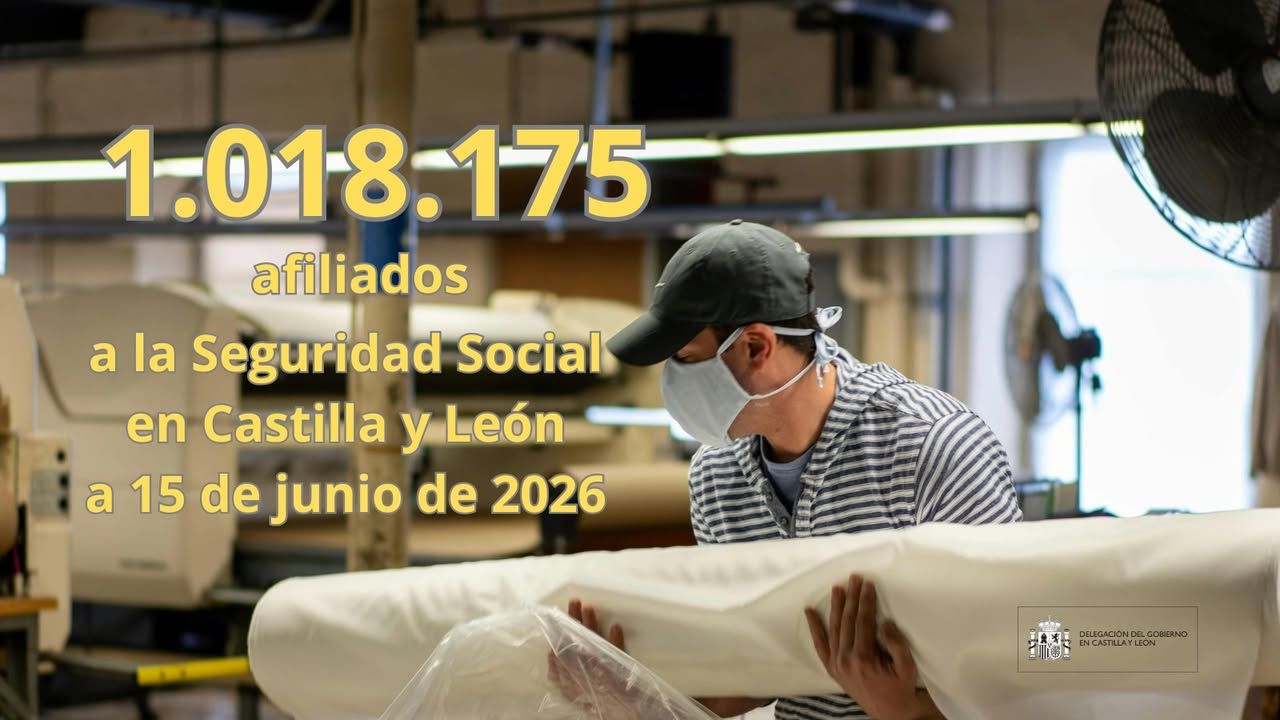 Persona trabajando en un entorno industrial con datos de afiliados a la Seguridad Social