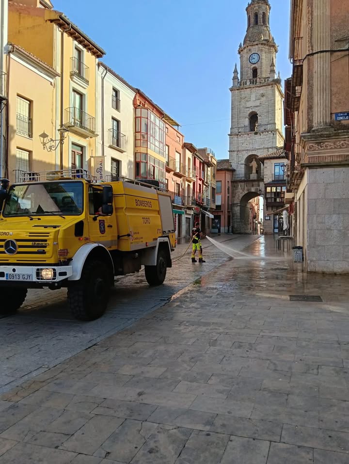 Bomberos Voluntarios limpiando calles en Toro tras el festival VinToro
