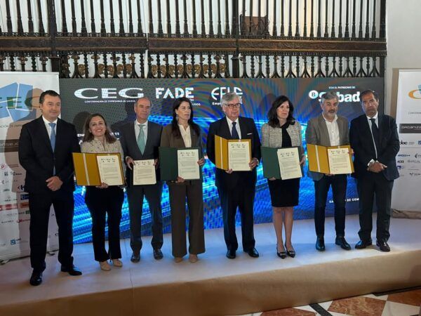 Representantes de comunidades del noroeste de España firmando un acuerdo sobre peajes