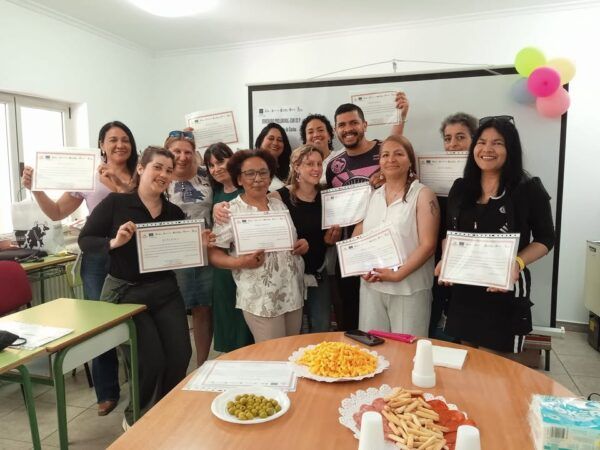 Grupo de alumnos con certificados tras finalizar curso de ayudante de cocina
