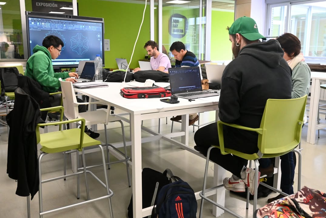 Estudiantes trabajando en un aula de formación profesional
