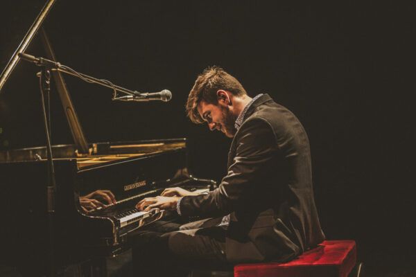 Andrés Barrios tocando el piano en un concierto