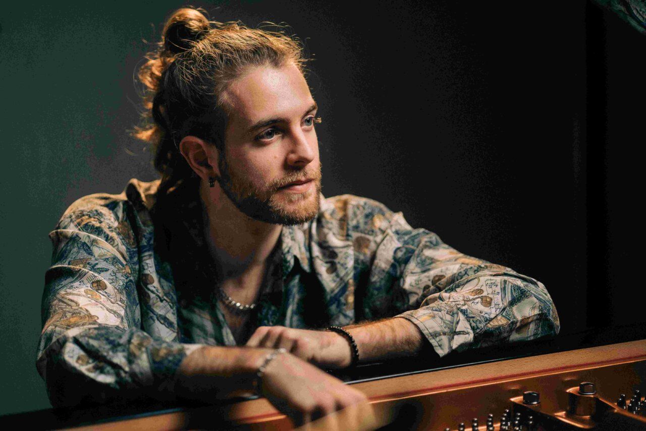 Andrés Barrios en un piano, reflejando su pasión por la música flamenca.