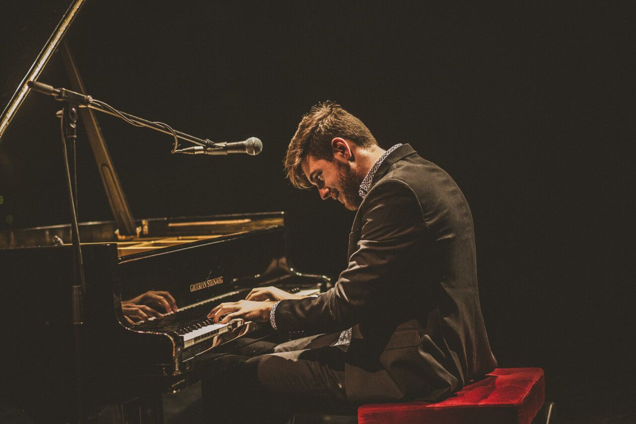 Andrés Barrios tocando el piano en un concierto