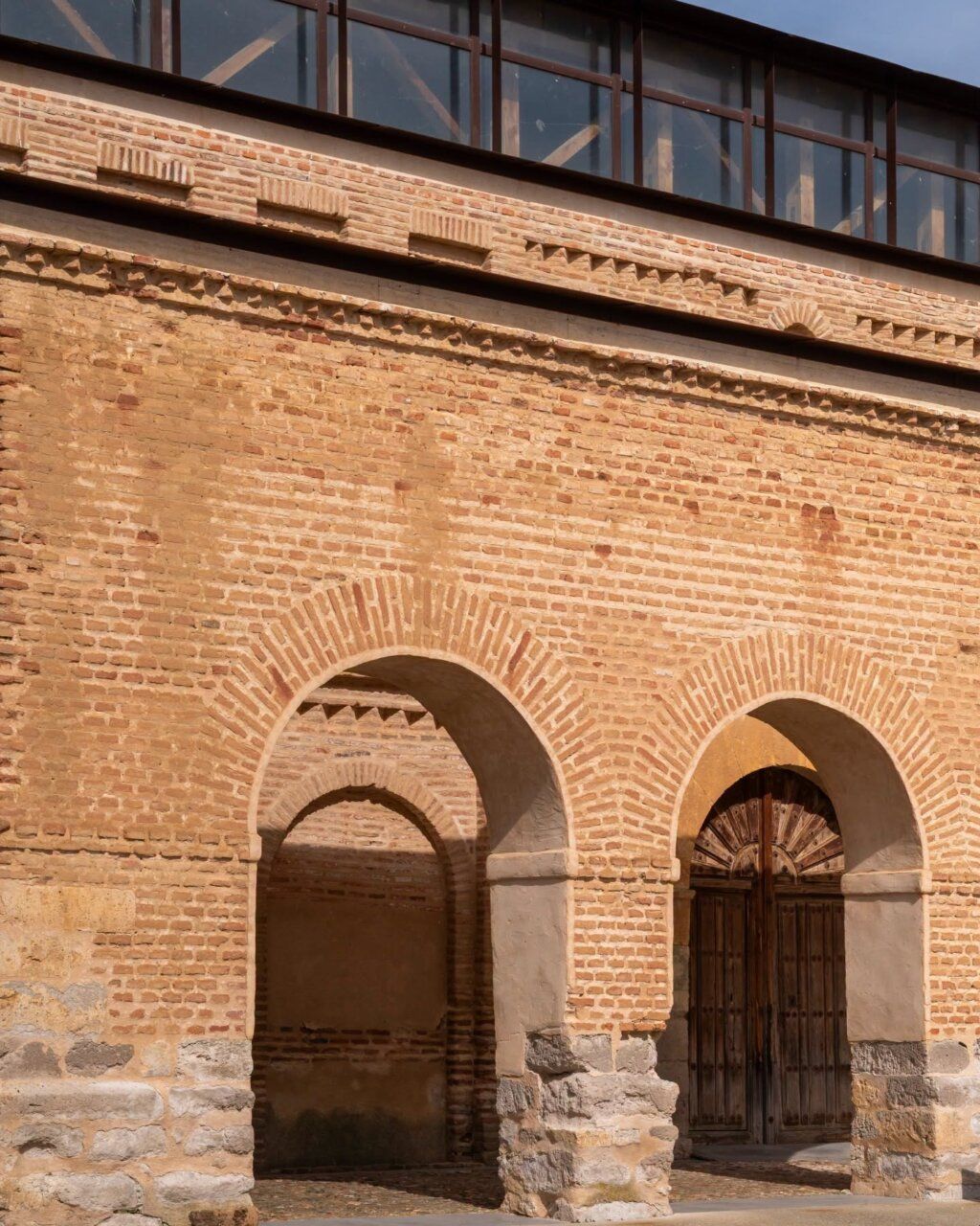 Vista de la antigua iglesia convertida en Ayuntamiento en Belver de los Montes
