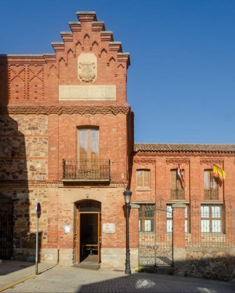 Fachada de las antiguas escuelas de la Encomienda en Benavente