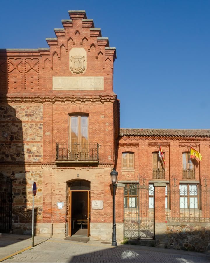 Fachada de las antiguas escuelas de la Encomienda en Benavente