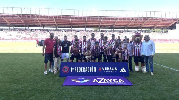 Miembros de la Asociación Zamorana de Ayuda Frente al Cáncer en un partido de fútbol