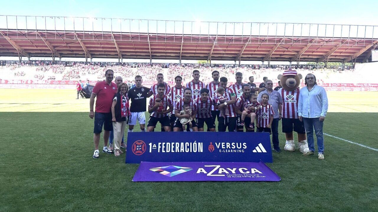 Miembros de la Asociación Zamorana de Ayuda Frente al Cáncer en un partido de fútbol