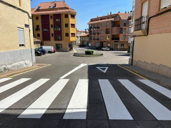 Vista de una calle en Benavente con paso peatonal y edificios