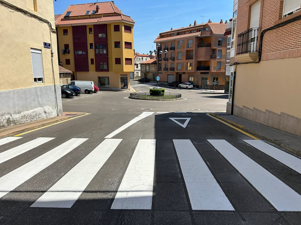 Vista de una calle en Benavente con paso peatonal y edificios