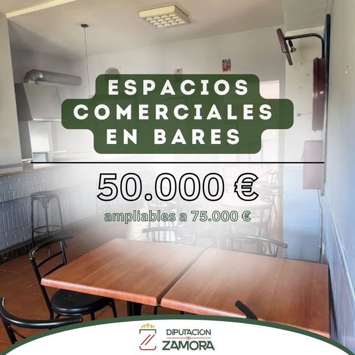 Interior de un bar con mesas y sillas, anuncio de ayudas económicas