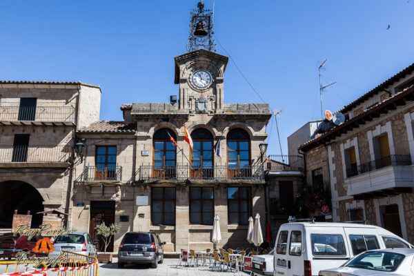 Vista del Ayuntamiento de Fermoselle con bandera española y reloj