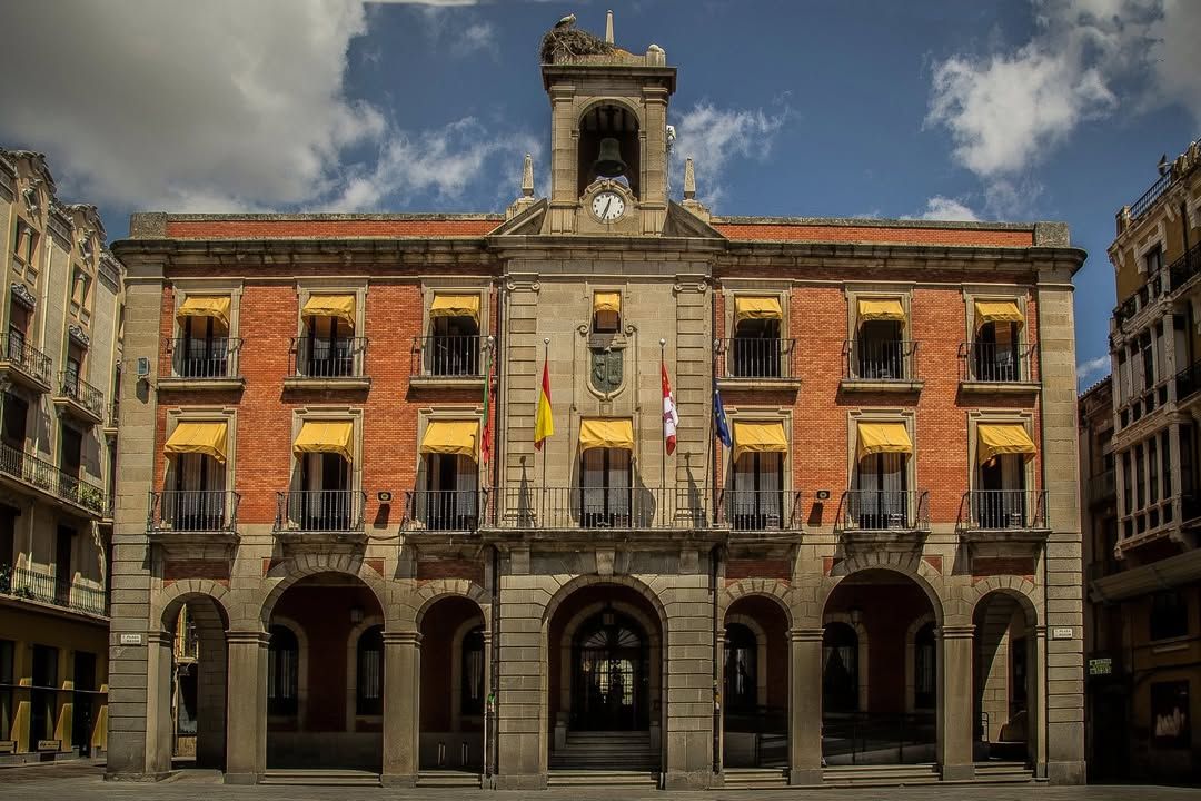 Fachada del Ayuntamiento de Zamora con banderas y nido de cigüeña