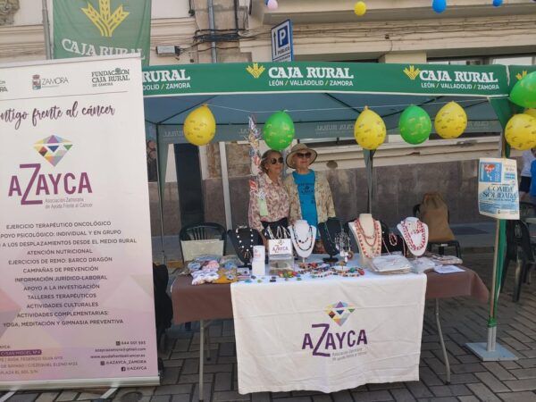 Stand de AZAYCA en la Feria del Comercio Zona Riego con actividades y productos.