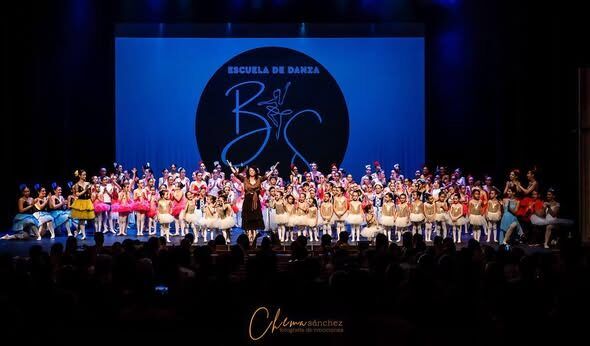 Actuación de la Escuela de Danza en el Teatro Ramos Carrión