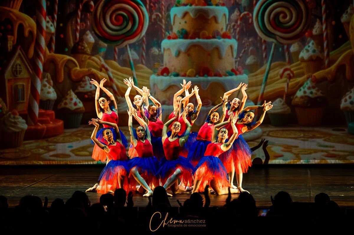 Grupo de bailarinas en un espectáculo de danza con trajes coloridos
