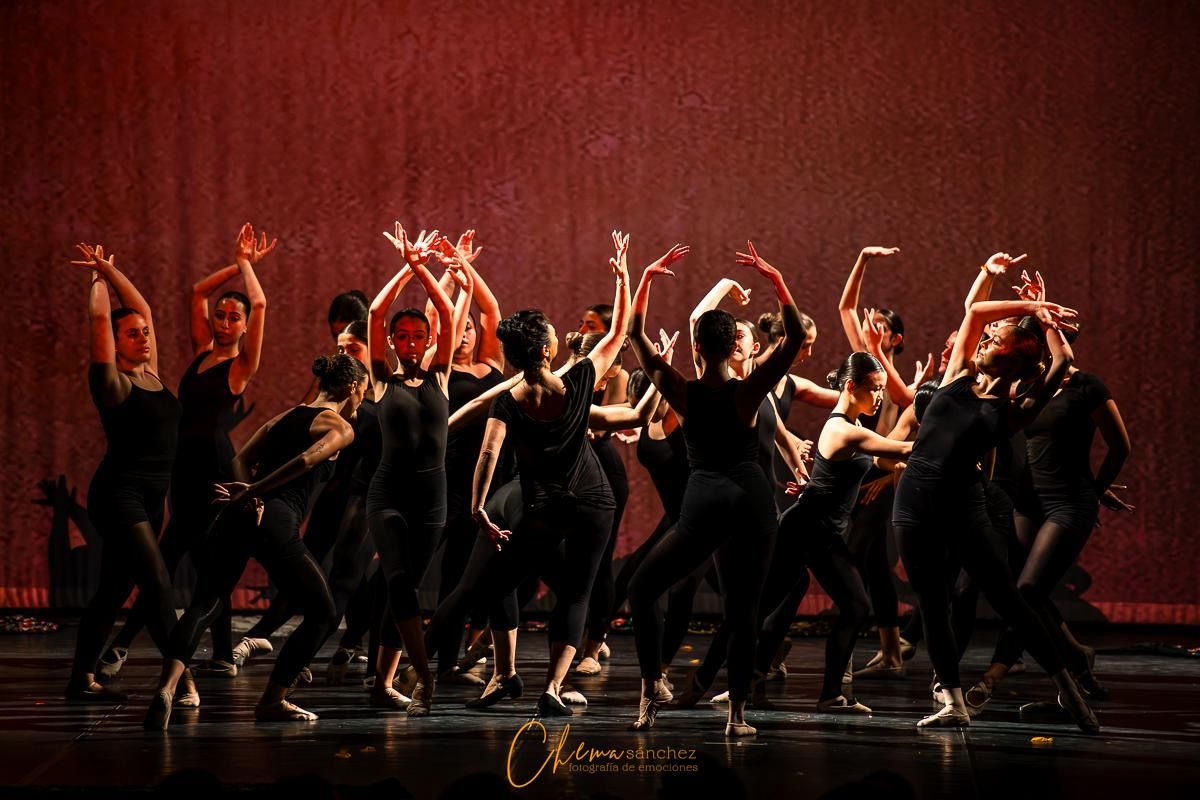 Estudiantes de ballet en una actuación en el escenario