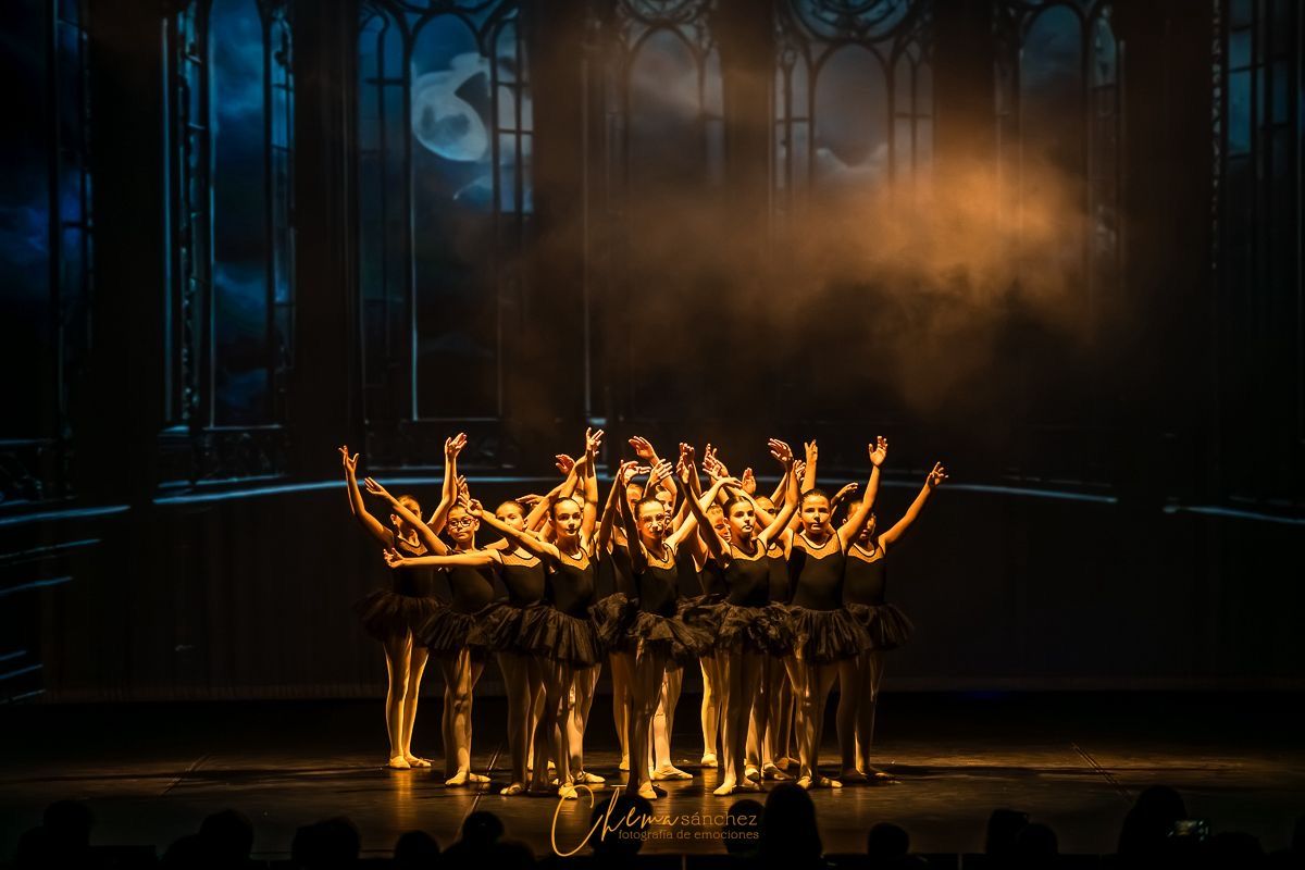 Grupo de bailarinas en un espectáculo de ballet en el teatro