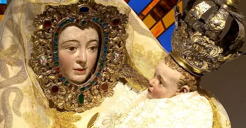 Imagen de la Virgen del Viso con detalles ornamentales
