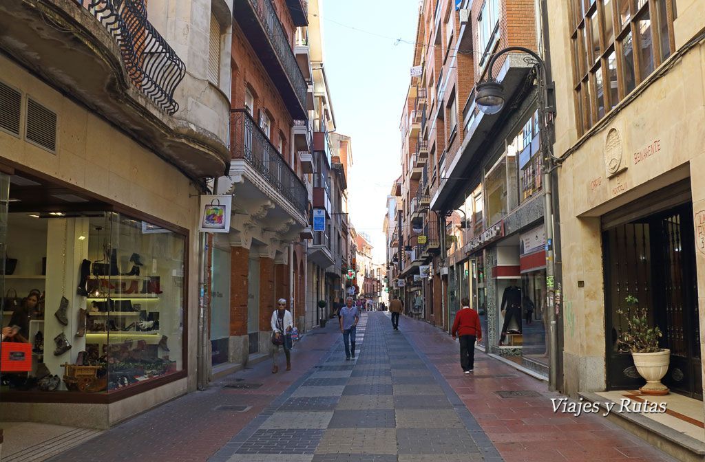 Vista de la calle La Rúa en Benavente con tiendas y transeúntes