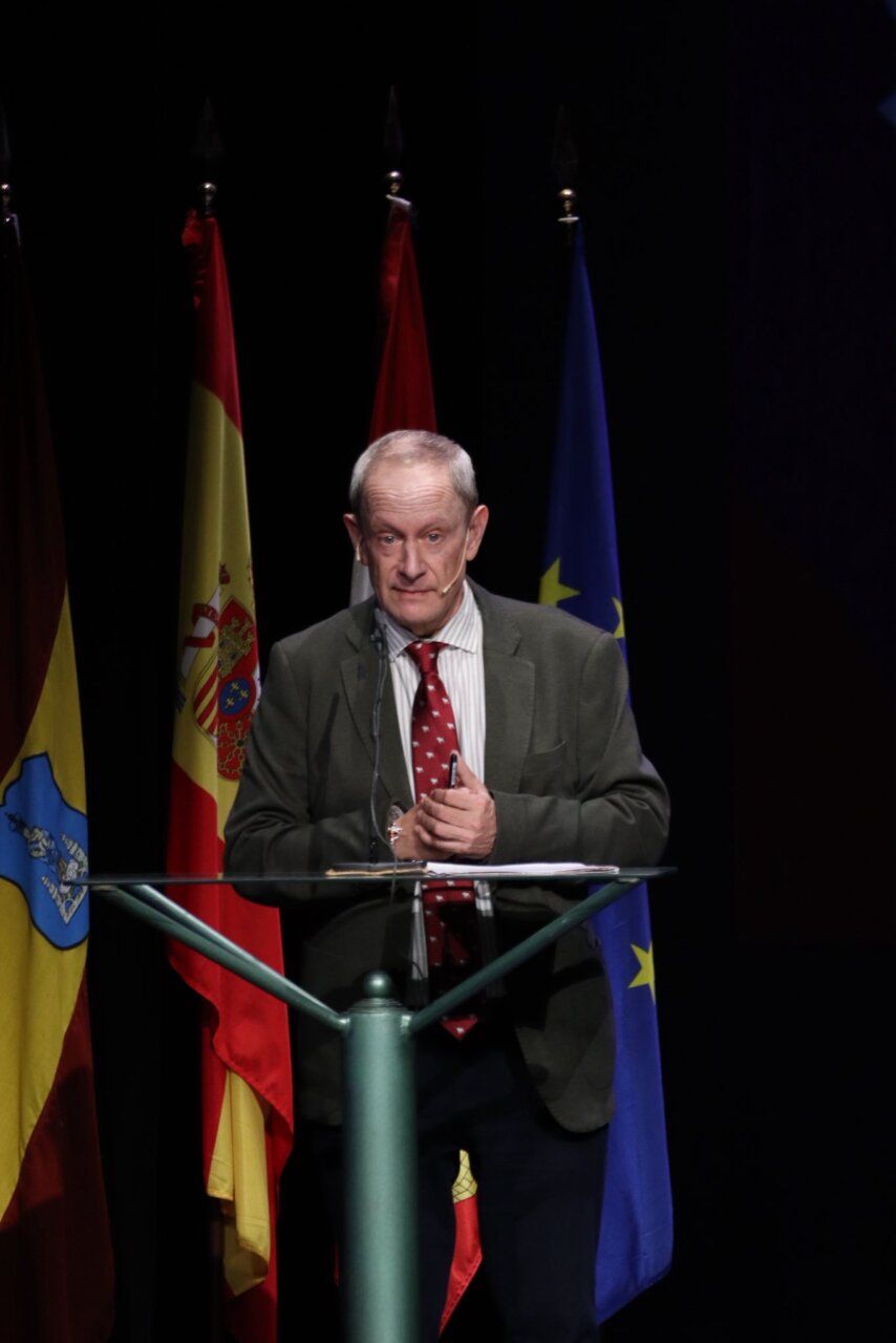 Presentación del Circuito de Novilladas en Benavente con banderas de fondo.