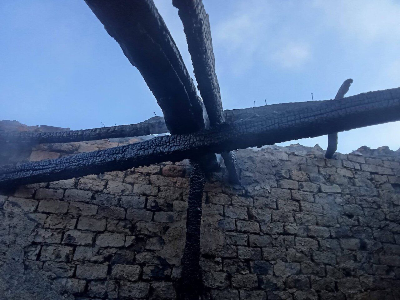 Interior de un edificio dañado por un incendio en Zamora