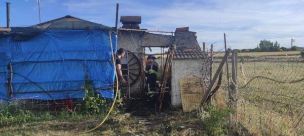 Bomberos de la Diputación de Zamora trabajando en un incendio en una vivienda.
