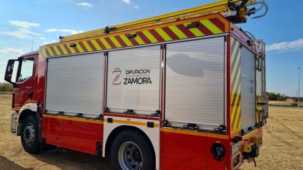 Camión de bomberos de la Diputación de Zamora en intervención de emergencia