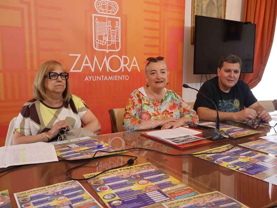 Reunión sobre campamentos de verano inclusivos en Zamora con tres personas