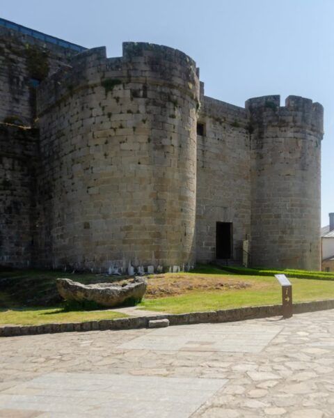 Vista del Castillo de Puebla de Sanabria con torres y murallas